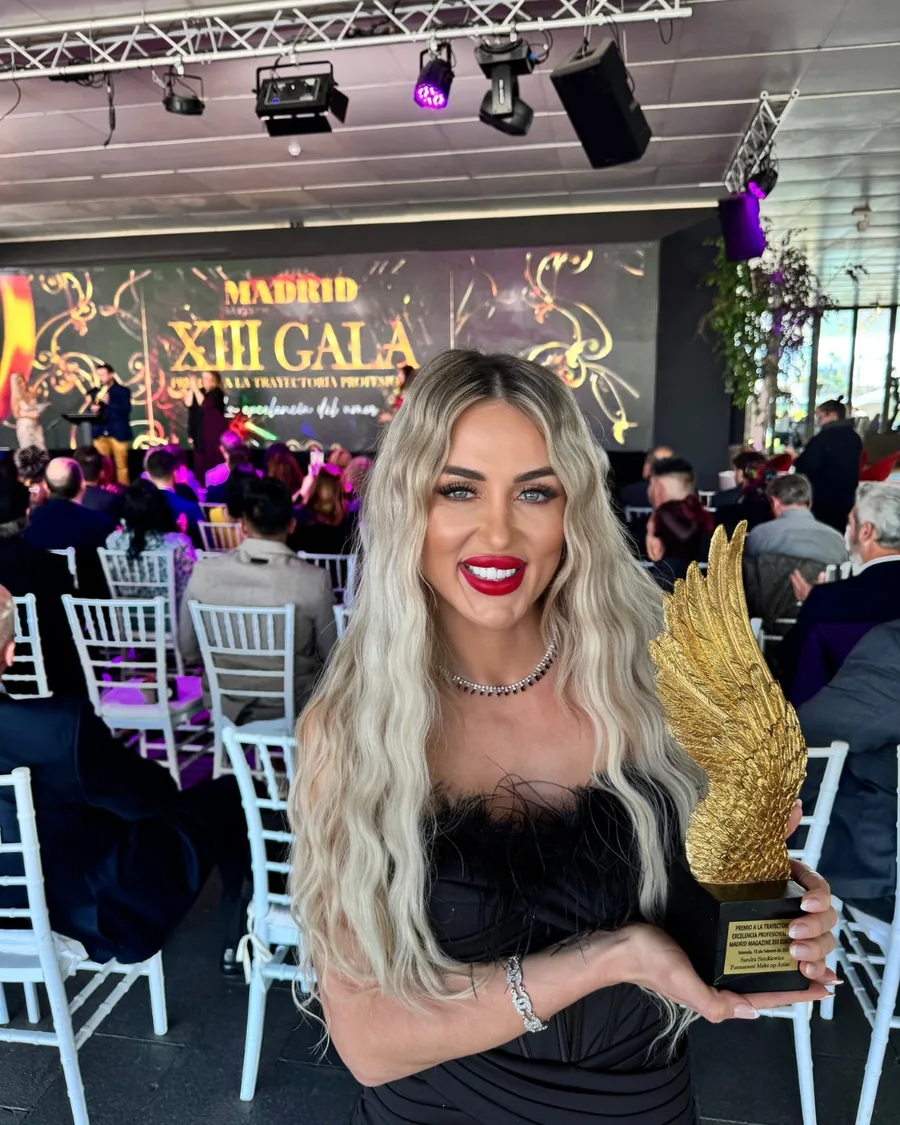 Sandra Sienkiewicz con el premio de Madrid Magazine a su trayectoria profesional